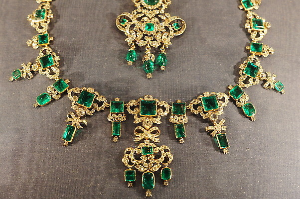 포토 JPG 해외이미지 목걸이 장신구 선물 미술 사람없음 빛 골동품 화려 재산 황금 고급 우아함 보석 스타일 해외202004 해외포토 컨셉 문화예술 금융 광석 파일형식 이미지허브