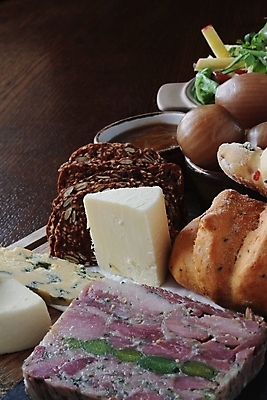 포토 JPG 해외이미지 접시 영어 음식 빵 영국 치즈 사람없음 식사 저녁식사 점심식사 해외202004 해외포토 문자 식기 유럽 유제품 파일형식 이미지허브