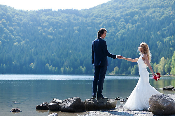 포토 JPG 해외이미지 백인 커플 드레스 남자 행복 호수 꽃다발 결혼 신혼부부 자연 남편 미래 친절 함께함 사랑 풍경 야외 두명 여름 흰색 아내 자신감 연결 결합 초대 무료 카피스페이스 유대감 해외202004 해외포토 서양인 부부 옷 계절 꽃 감정 컬러 컨셉 관계 사람 이벤트 공백 생태계 신혼 파일형식 이미지허브