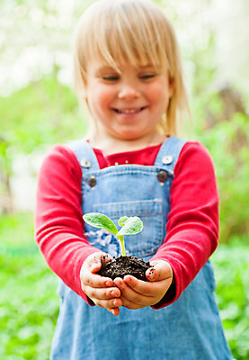 포토 JPG 해외이미지 식물 백인 1 손 응시 어린이 컨셉 잎 밭 농업 자연 새로움 손바닥 한명 사람 야외 빨간색 초록색 금발 새싹 환경 정원 흙 봄 성장 청바지 잡기 보호 작음 발사 허브 원예 국산 돌봄 땅바닥 모종 생태학 심기 처음 해외202004 해외포토 서양인 헤어스타일 시선 계절 교육 산업 컬러 바지 모션 바닥 취미 신체부위 크기 생태계 파일형식 이미지허브