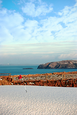 포토 JPG 해외이미지 구름 계절 모래 스포츠 바다 겨울 골프 놀이 하늘 아침 풍경 사람없음 야외 빨간색 초록색 파란색 운동 맑음 냉동 얼음 경쟁 절벽 추위 게임 흰색 시골 깃발 신선 구멍 강의 사인 서리 봉 아일랜드 골프티 페어웨이 눈내림 해외202004 해외포토 주간 자연요소 유럽 컬러 컨셉 날씨 골프용품 눈_날씨 건강 구기 파일형식 이미지허브