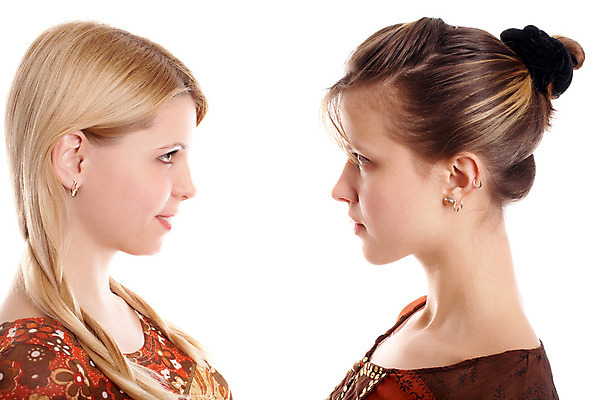 포토 JPG 해외이미지 백인 커플 응시 여자 유럽 얼굴 포즈 2 갈색머리 함께함 대화 사람 소녀 성인 두명 친구 금발 머리 유행 우정 흰색 표현 화려 닫기 공유 고립 동반자 스타일 해외202004 해외포토 서양인 헤어스타일 시선 나라 어린이 컬러 컨셉 관계 모션 말하기 신체부위 파일형식 이미지허브