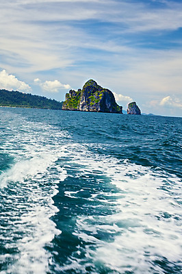 포토 JPG 해외이미지 아시아 바다 섬 여행 자국 태국 자연 하늘 휴가 산 풍경 사람없음 세로 물 파란색 햇빛 태양 반사 평화 거품 만 보트 서핑 휴양지 석호 안다만 이국적 자취 절정 커터 파라다이스 해외202004 해외포토 자연요소 나라 컬러 컨셉 배_교통 장소 수상스포츠 생태계 파일형식 이미지허브