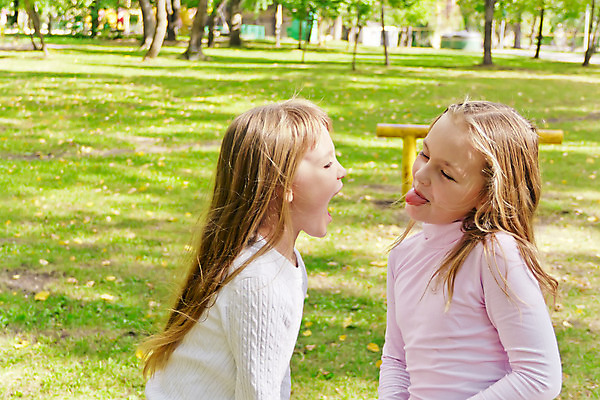 포토 JPG 해외이미지 백인 라이프스타일 여학생 여자 유럽 어린이 스포츠 포즈 2 놀이 휴식 야외 두명 달리기 운동 점프 흰색 춤 9 8 6 언니 7 해외202004 해외포토 서양인 학생 나라 컬러 컨셉 가족 모션 문화예술 건강 사람 생활 숫자 자매 파일형식 이미지허브