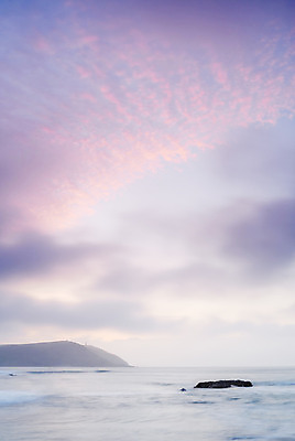 포토 JPG 해외이미지 영어 바다 모션 하늘 휴가 영국 잉글랜드 사람없음 물 빛 태양 평화 침묵 고요 황혼 일몰 새벽 절벽 고독 저녁 암초 대서양 광 블러 수평선 콘월 해외202004 해외포토 자연요소 문자 감정 유럽 컨셉 노을 소리 야간 파일형식 이미지허브