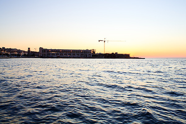 포토 JPG 해외이미지 바다 날씨 사람없음 빛 항구 어둠 일몰 이탈리아 도시 기중기 포트 해외202004 해외포토 유럽 교통시설 노을 중장비 파일형식 이미지허브