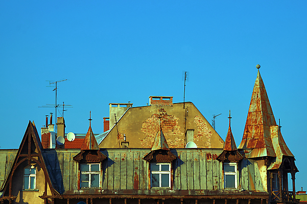 포토 JPG 해외이미지 유럽 건축양식 창문 하늘 지붕 벽돌 주택 안테나 굴뚝 사람없음 목재 문 금속 도시 묘사 소매 폴란드 해외202004 해외포토 나무 건축 나라 재료 통신 재질 건물 파일형식 이미지허브