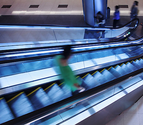 포토 JPG 해외이미지 디자인 남자 여행 포즈 비즈니스 건축양식 교통시설 모션 유리 모바일 실내 사람 사람없음 내부 건물 세일 걷기 계단 상점 도시 조직 그룹 시장 콘센트 구매 공항 군중 소프트포커스 엘리베이터 쇼핑몰 고객 속도 에스컬레이터 베이징 소매 단계 재촉 블러 해외202004 해외포토 건축물 건축 교통 컨셉 재질 촬영기법 쇼핑 중국 시설 파일형식 이미지허브