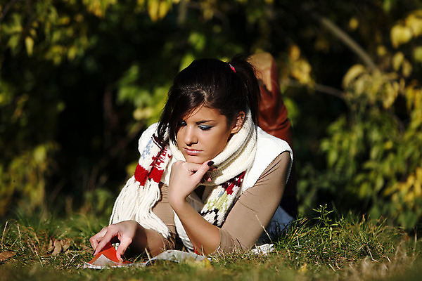 포토 JPG 해외이미지 나무 공원 여자 잎 자연 휴식 한명 사람 야외 책 기쁨 아내 읽기 리뷰 해외202004 해외포토 식물 1 공공시설 감정 컨셉 모션 생태계 파일형식 이미지허브