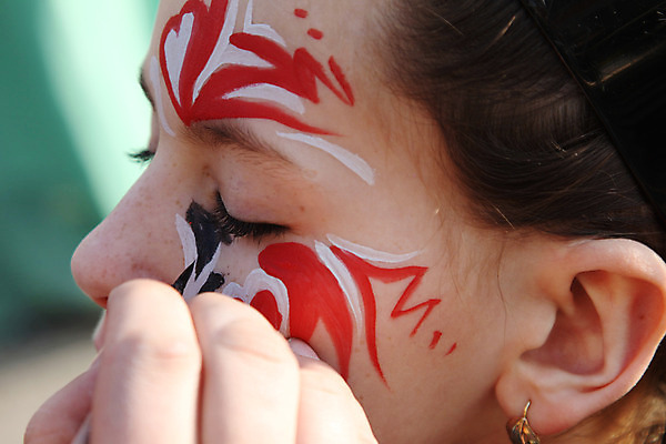 포토 JPG 해외이미지 1 손 행복 얼굴 어린이 놀이 휴가 가면 미술 사람 사람없음 빨간색 청춘 파티 검은색 페인트 게임 흰색 붓 코 공상 해외202004 해외포토 감정 컬러 컨셉 문화예술 이벤트 신체부위 파일형식 이미지허브