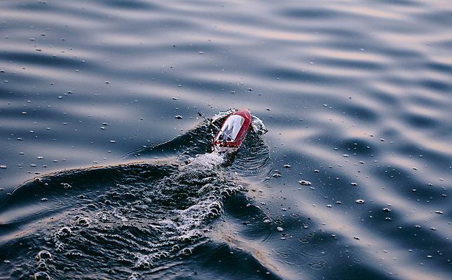 포토 JPG 해외이미지 종이 호수 스포츠 파도 바다 이동 요트 자연 놀이 바람 거리 항해 사람없음 빨간색 물 파란색 강 장난감 달리기 반사 힘 게임 흰색 보트 갑판 속도 전자 해군 멀리 네비게이션 제어 해외202004 해외포토 자연요소 컬러 컨셉 배_교통 모션 날씨 군대 생태계 파일형식 이미지허브