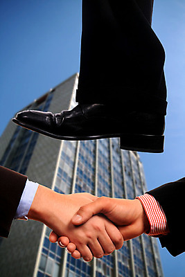 포토 JPG 해외이미지 손 신발 컨셉 비즈니스 통신 스트레스 사람없음 손상 분노 흰색 업무 오픈 단계 떨림 고립 그만 해외202004 해외포토 감정 컬러 모션 신체부위 작업 파일형식 이미지허브