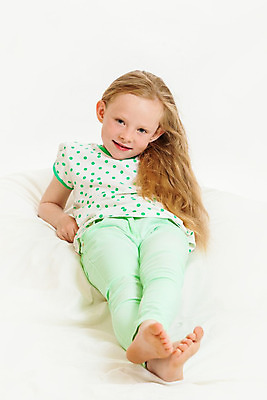 포토 JPG 해외이미지 백인 여자 행복 얼굴 어린이 백그라운드 한명 사람 금발 기쁨 흰색 표현 작음 고립 해외202004 해외포토 서양인 1 헤어스타일 감정 컬러 신체부위 크기 파일형식 이미지허브