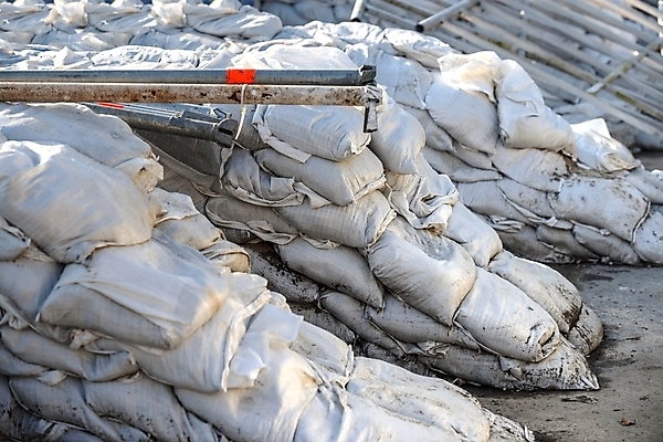 포토 JPG 해외이미지 모래 자연 날씨 거리 주택 사람없음 물 강 환경 손상 흰색 도시 좌절 보호 위험 바리케이드 댐 홍수 폭풍 진흙 내추럴 기후변화 대피 재앙 해외202004 해외포토 자연요소 공공시설 감정 컬러 컨셉 건물 변화 자연재해 생태계 파일형식 이미지허브