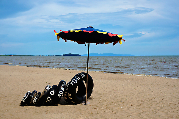 포토 JPG 해외이미지 모래 바다 우산 놀이 하늘 휴가 사람없음 내부 물 여름 파란색 검은색 흰색 원형 튜브 해외202004 해외포토 자연요소 도형 계절 컬러 파일형식 이미지허브