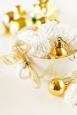 포토 JPG 해외이미지 리본 크리스마스 서양음식 실내 사람없음 아웃포커스 컵 쿠키 달콤 흰배경 머랭 오너먼트 해외202004 머랭쿠키 해외포토 식기 기념일 음식 백그라운드 크리스마스장식 디저트 촬영기법 내부 흰색 맛 파일형식 이미지허브