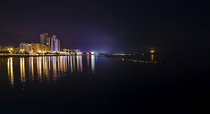 포토 JPG 해외이미지 유럽 모래 파도 바다 섬 오렌지 건축양식 자연 하늘 휴가 전등 주택 파노라마 풍경 사람없음 건물 물 도시풍경 컬러풀 반사 노란색 여행객 평화 항구 보라색 고층빌딩 어둠 침묵 블록 산책로 보름달 달 도시 플랫 도심 야간 저녁 지중해 달빛 상승 포트 마법 타운 스카이라인 남쪽 노려봄 단절 해외202004 해외포토 사이프러스공화국 자연요소 건축물 건축 나라 길 컬러 컨셉 과일 교통시설 조명 촬영기법 표정 사람 빌딩 소리 방향 생태계 파일형식 이미지허브