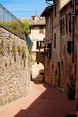 포토 JPG 해외이미지 나무 길 벽 건축양식 아침 주택 미술 사람없음 장식 세로 초록색 모래사장 갈색 문 탑 맑음 이탈리아 바위 램프 작음 묘사 좁은 옛날 토스카나 해외202004 해외포토 주간 식물 건축물 건축 유럽 바다 컬러 날씨 문화예술 조명 건물 돌_바위 크기 파일형식 이미지허브