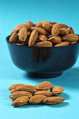 포토 JPG 해외이미지 그릇 백그라운드 다이어트 건조 사람없음 파란색 아몬드 해외202004 해외포토 식기 컬러 건강 견과류 파일형식 이미지허브