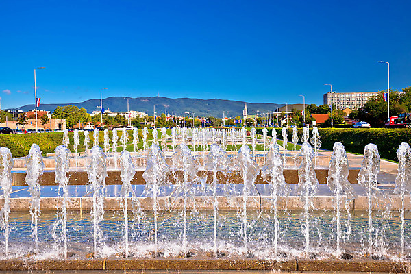 포토 JPG 해외이미지 식물 공원 꽃 유럽 길 건축양식 자연 하늘 거리 주택 풍경 사람없음 건물 초록색 파란색 컬러풀 환경 정원 도시 센터 도심 도서관 분수 대학교 정사각형 장면 지역 타운 크로아티아 일반 내추럴 자그레브 터키석 해외202004 해외포토 도형 건축물 공공시설 교육 건축 나라 컬러 학교 보석 생태계 파일형식 이미지허브