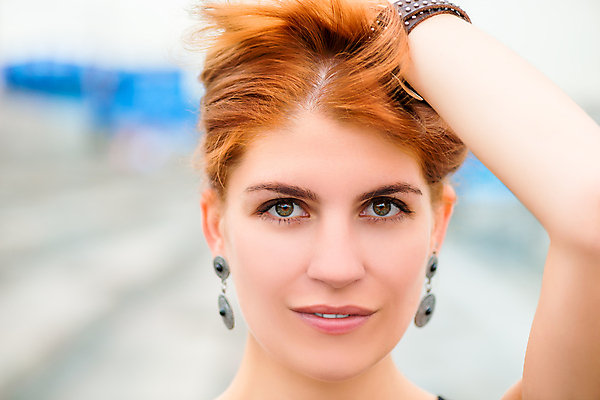 포토 JPG 해외이미지 백인 1 라이프스타일 응시 옷 여자 행복 얼굴 포즈 거리 한명 사람 인종 성인 야외 햇빛 유행 자유 표현 도시 화려 우아함 긍정 개성 진짜 유일 해외202004 해외포토 서양인 시선 감정 컨셉 생활 신체부위 태양 파일형식 이미지허브