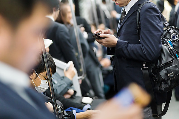 포토 JPG 해외이미지 라이프스타일 여행 비즈니스 사업가 통신 교통시설 모바일 항해 서기 사람 성인 사람없음 내부 스마트폰 핸드폰 기차 도시 업무 비즈니스맨 전철 역 도쿄 군중 전화기 출퇴근 바쁨 승객 지하 대도시 일반 통근 해외202004 해외포토 직업 남자 육상교통 교통 배_교통 모션 대중교통 생활 전자제품 스마트기기 일본 작업 직장인 시설 출근 파일형식 이미지허브