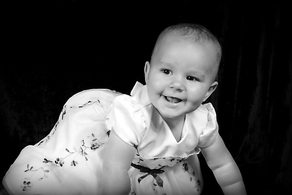 포토 JPG 해외이미지 모델 1 드레스 옷 행복 어린이 포즈 한명 사람 유행 검은색 어둠 기쁨 표현 아기 닫기 자르기 연도 묘사 걸음마 스타일 해외202004 해외포토 감정 컬러 모션 파일형식 이미지허브