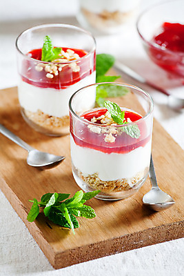 포토 JPG 해외이미지 열매 음식 과일 유리 딸기 디저트 치즈 사람없음 빨간색 초록색 컬러풀 갈색 사진촬영 흰색 닫기 작음 민트 허브 크림 바닐라 부스러기 크림치즈 페스츄리 해외202004 해외포토 식물 빵 컬러 모션 재질 유제품 촬영 크기 파일형식 이미지허브