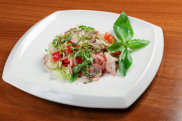 포토 JPG 해외이미지 전통 유럽 음식 다이어트 채소 건강 육류 요리 사람없음 주방 이탈리아 샐러드 소고기 사발 아침식사 혼합 먹기 바질 점심식사 해외202004 해외포토 나라 식재료 모션 식사 사기그릇 파일형식 이미지허브