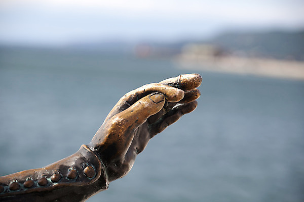 포토 JPG 해외이미지 손 바다 조각 미술 사람없음 물 조각상 항구 터치 청동 해외202004 해외포토 자연요소 교통시설 문화예술 신체부위 조형물 파일형식 이미지허브