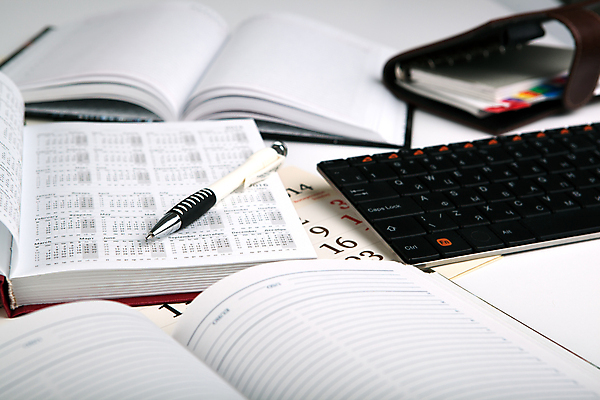 포토 JPG 해외이미지 비즈니스 설계 사람없음 빨간색 사무실 숫자 펜 다이어리 달력 흰색 키보드 시간 업무 오픈 수학 일주일 날짜 계획 예측 연도 책상 점수 월 경영 해외202004 해외포토 문자 컬러 가구 컨셉 교과목 필기구 사무용품 작업 파일형식 이미지허브