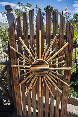 포토 JPG 해외이미지 주간 문화 출입구 미술 사람없음 목재 장식 태양 갈색 문 맑음 남아메리카 에콰도르 핸드메이드 해외202004 해외포토 자연요소 나무 컬러 재료 날씨 문화예술 아메리카 파일형식 이미지허브