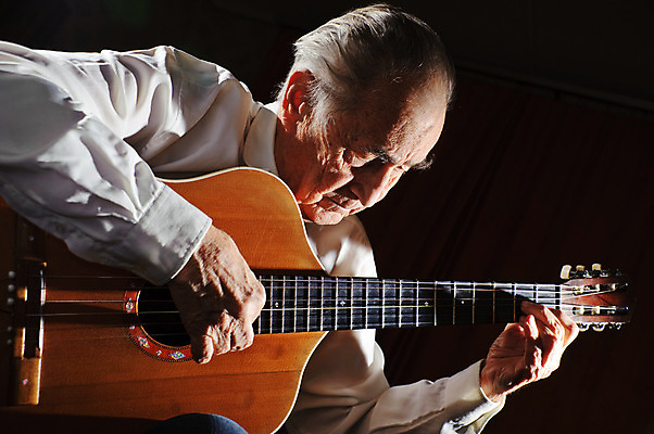 포토 JPG 해외이미지 백인 1 라이프스타일 손 할아버지 유럽 줄 악기 음악 손가락 한명 소리 연주자 음악가 흰색 기구 기타 집중 예술가 열정 재즈 뮤지컬 블루스 옛날 해외202004 해외포토 서양인 직업 노년 남자 감정 나라 컬러 컨셉 현악기 문화예술 사람 생활 신체부위 파일형식 이미지허브