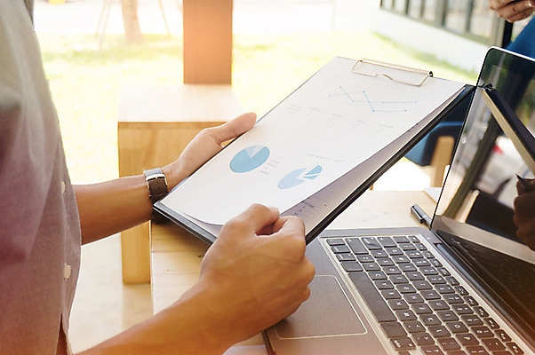 포토 JPG 해외이미지 직업 남자 백그라운드 컨셉 인터넷 회사 비즈니스 성공 그래프 선물 사람 사람없음 금융 노트북 컴퓨터 사무실 알약 펜 자료 업무 비즈니스맨 그룹 시장 결과 토론 분석 보고서 상담 경영자 문서 창업 보여주기 회계 경영 마케팅 투자자 프로젝트 해외202004 해외포토 모션 경제 전자제품 필기구 약 작업 직장인 리더 투자 자영업 파일형식 이미지허브