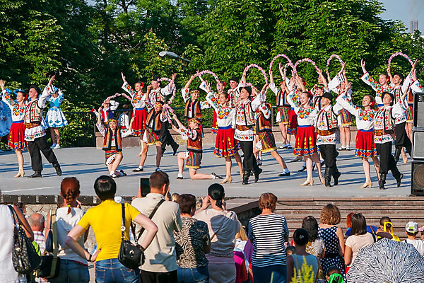포토 JPG 해외이미지 전통 옷 여자 남자 문화 무기 빵 사람없음 빨간색 공연 무대 흰색 잡기 적재 실행 우크라이나 줄서기 해외202004 해외포토 유럽 음식 컬러 모션 사람 이벤트 파일형식 이미지허브