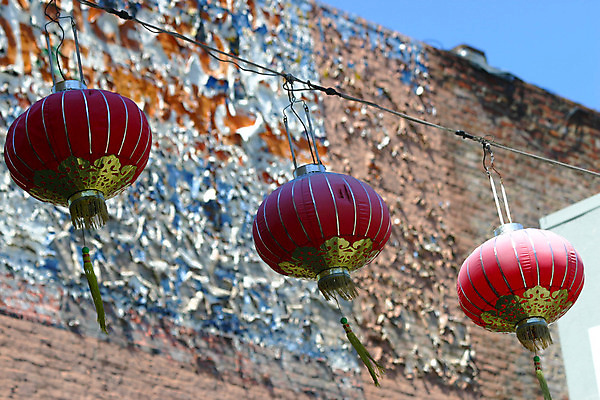 포토 JPG 해외이미지 전통 계절 행복 아시아 종교 종이 문화 벽 여행 불교 새로움 기념 미술 동양인 사람없음 장식 빨간색 빛 축제 미국 중국 등불 램프 축하 원형 재산 클래식 연도 심볼 캘리포니아 동쪽 빛망울 샌프란시스코 차이나타운 많음 춘절 해외202004 해외포토 도형 명절 감정 나라 컬러 컨셉 북아메리카 문화예술 조명 인종 금융 관광지 방향 중국전통 파일형식 이미지허브