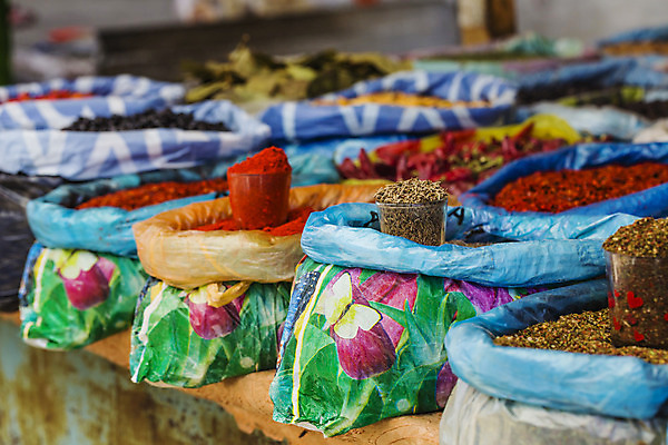 포토 JPG 해외이미지 전통 아시아 여행 잎 가방 비즈니스 재료 휴가 파프리카 동양인 사람없음 컬러풀 꼬리표 세일 상점 숟가락 견과류 시장 맛 가격 가루 인도인 허브 향신료 무역 매움 향기 냄새 향 후추 카레 강렬 매각 사프란 시나몬 아랍어 키르기스스탄 해외202004 해외포토 외국인 식물 잡화 나라 산업 음식 컬러 컨셉 채소 수저 인종 라벨 중앙아시아 향미료 파일형식 이미지허브