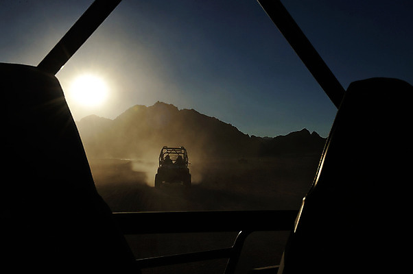 포토 JPG 해외이미지 실루엣 도로 모래 스포츠 여행 백그라운드 오렌지 아프리카 자동차 자연 하늘 추상 건조 그림자 풍경 사람없음 야외 여름 태양 노란색 운전 사막 바퀴 땅 모래언덕 사파리 속도 먼지 유모차 암초 아라비아 내추럴 아랍에미리트 수평선 해외202004 해외포토 자연요소 계절 나라 길 육상교통 컬러 무늬 과일 중동 교통시설 모션 촬영기법 아기용품 언덕 생태계 파일형식 이미지허브