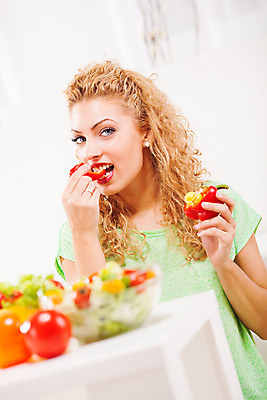 포토 JPG 해외이미지 백인 응시 여자 행복 음식 다이어트 채소 청소년 주택 실내 건강 한명 미소 사람 성인 세로 인테리어 금발 식사 저녁식사 샐러드 신선 잡기 사발 먹기 유기농 건강식 점심식사 단절 채식주의자 해외202004 해외포토 서양인 1 헤어스타일 웰빙 디자인 시선 감정 모션 표정 내부 건물 사기그릇 채식 파일형식 이미지허브