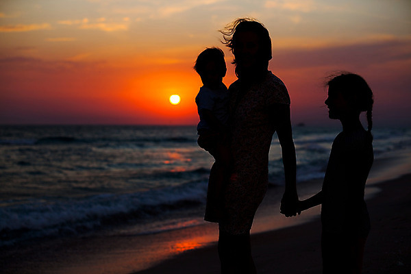 포토 JPG 해외이미지 전신 여자 남자 행복 실루엣 어린이 바다 가족 안기 휴가 함께함 소년 상반신 성인 해변 야외 세명 손잡기 일몰 저녁 해외202004 해외포토 감정 컨셉 관계 모션 촬영기법 사람 노을 야간 파일형식 이미지허브
