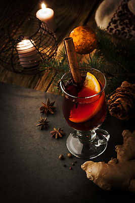 포토 JPG 해외이미지 음료 크리스마스 겨울 오렌지 공 유리 탁자 휴가 새해 기념 요리 사람없음 목재 장식 빨간색 세로 초록색 빛 세트 와인 어둠 바위 소나무 뜨거움 양념 혼합 향신료 준비 난방 후추 모음 생강 전나무 원뿔 꼬투리 바닐라 시나몬 뱅쇼 해외202004 손모아장갑 해외포토 도형 나무 계절 기념일 컬러 가구 장갑 채소 과일 재료 재질 주류 돌_바위 향미료 파일형식 이미지허브