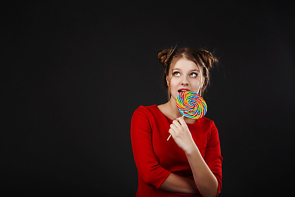 포토 JPG 해외이미지 모델 헤어스타일 여자 행복 감정 얼굴 포즈 돈 건강 막대사탕 사탕 한명 미소 사람 빨간색 빛 금발 머리 유행 화장품 표현 우아함 달콤 핥기 토막 내추럴 번 스타일 캐러멜 해외202004 해외포토 1 빵 컬러 컨셉 모션 디저트 표정 신체부위 뷰티 재산 맛 파일형식 이미지허브