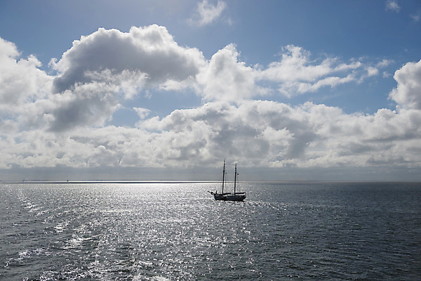 포토 JPG 해외이미지 구름 파도 바다 하늘 항해 사람없음 파란색 세계 태양 반사 거울 보트 행운 재산 네덜란드 함선 수평선 해외202004 해외포토 자연요소 유럽 컬러 컨셉 배_교통 금융 파일형식 이미지허브