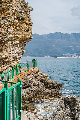 포토 JPG 해외이미지 길 벽 바다 건축양식 자국 산 파노라마 풍경 사람없음 건물 초록색 파란색 도시풍경 교회 탑 산책로 도시 성 중세 오솔길 지중해 암초 타운 몬테네그로 발칸반도 부드바 옛날 인기 해외202004 해외포토 건축물 건축 컬러 종교건축 촬영기법 역사 파일형식 이미지허브