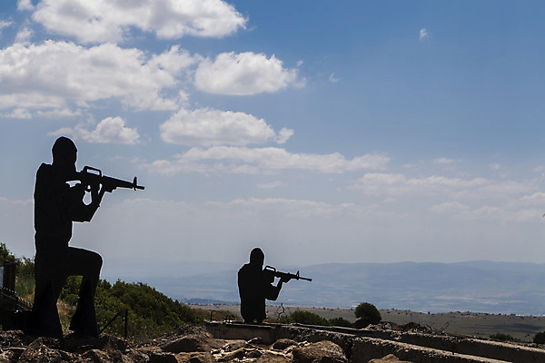 포토 JPG 해외이미지 남자 실루엣 무기 유니폼 그림자 서기 안전 사람 사람없음 검은색 힘 권총 총 수비 목표 헬멧 공격 군용 싸움 전쟁 보안 조준 육군 병정 전사 반항 보병 이스라엘 특공대 팔레스타인 폭행 해외202004 해외포토 옷 컬러 컨셉 중동 모션 군대 촬영기법 폭력 범죄 보호장비 서아시아 특수부대 파일형식 이미지허브