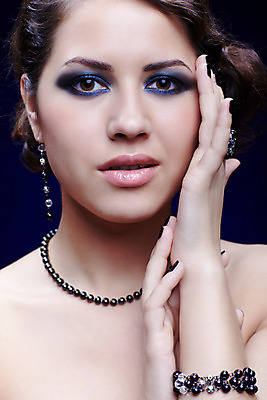 포토 JPG 해외이미지 백인 모델 라이프스타일 헤어스타일 손 여자 유럽 얼굴 목걸이 장신구 손가락 팔찌 갈색머리 한명 사람 파란색 유행 화장품 흰색 못 화려 우아함 손톱관리 보석 스타일 해외202004 해외포토 서양인 1 나라 컬러 컨셉 생활 신체부위 뷰티 공구 네일아트 광석 파일형식 이미지허브