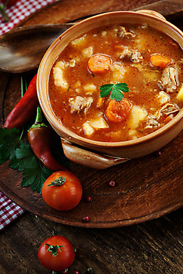 포토 JPG 해외이미지 전통 접시 유럽 음식 토마토 채소 양파 감자 파프리카 파슬리 건강 육류 돼지고기 요리 사람없음 목재 가로 빨간색 식사 저녁식사 소고기 신선 수프 냄비 농부 허브 향신료 유기농 매움 완두콩 냅킨 머리위 레시피 후추 느림 프랑스어 캐서롤 해외202004 해외포토 나무 식물 직업 문자 식기 웰빙 나라 컬러 식재료 재료 콩 용기_그릇 맛 솥 향미료 파일형식 이미지허브