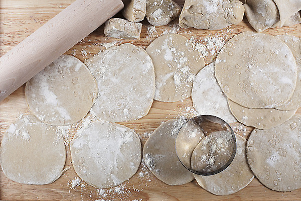 포토 JPG 해외이미지 음식 재료 요리 사람없음 원형 플랫 굽기 포장지 반죽 밀가루 밀대 핸드메이드 해외202004 해외포토 도형 포장 주방용품 가루 구이 파일형식 이미지허브