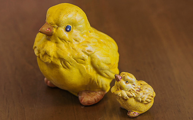 포토 JPG 해외이미지 동물 탁자 휴가 부활절 사람없음 장식 노란색 축제 치킨 가축 작음 큼 백자 해외202004 해외포토 기념일 컬러 가구 도자기 크기 닭고기요리 파일형식 이미지허브