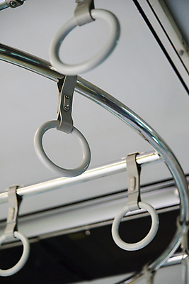 포토 JPG 해외이미지 모양 손 남자 여행 곡선 난간 교통시설 버스 손잡이 서기 사람 사람없음 내부 기차 잡기 업무 바 전철 출퇴근 바쁨 전차 봉 일반 해외202004 해외포토 선 육상교통 교통 비즈니스 모션 대중교통 신체부위 작업 시설 파일형식 이미지허브